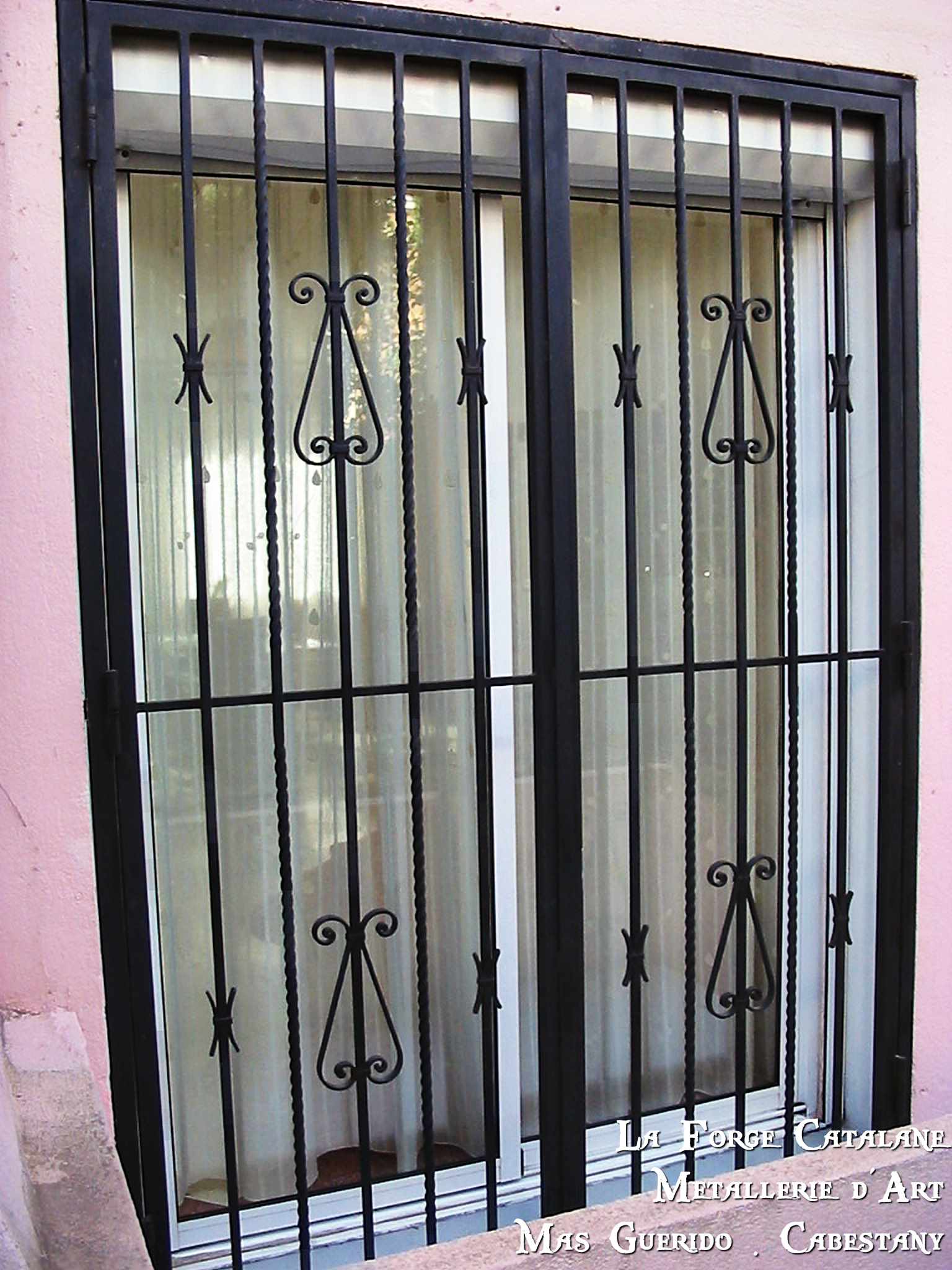 grille articulee avec volutes et barreaudages vertical forge catalane.jpg